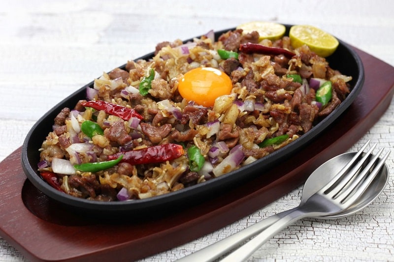 Thưởng thức món ăn Sisig trên chảo gang