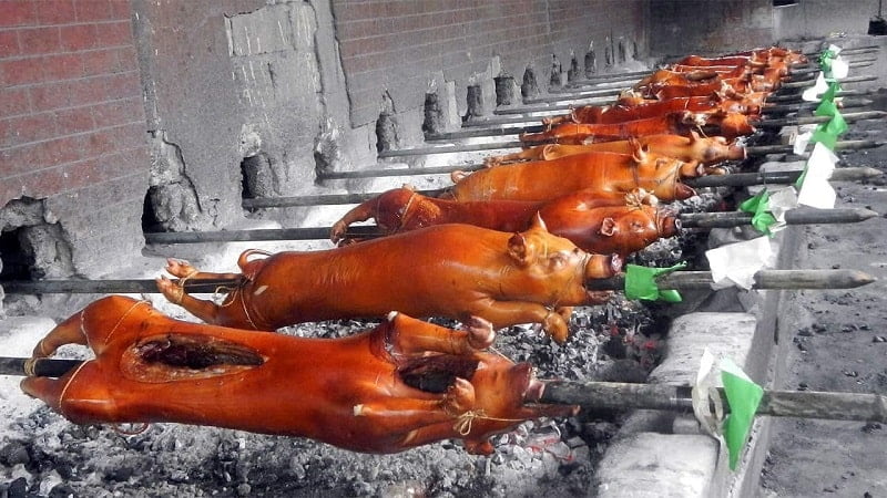 Thịt lợn quay Lechon là món ăn truyền thống tại Philippines