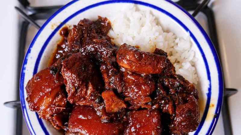 Adobo là món ăn nổi tiếng với nguyên liệu chính từ thịt lợn