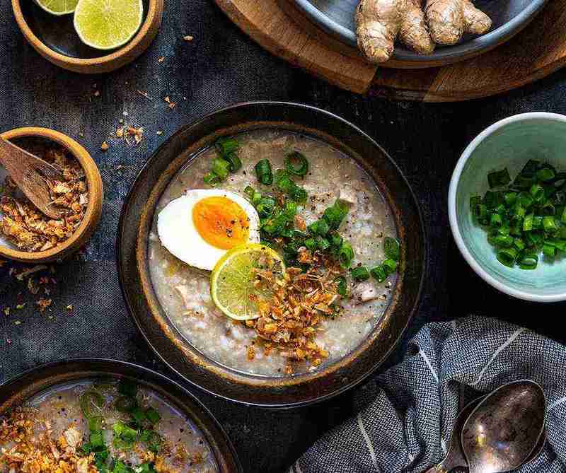 Món cháo Arroz Caldo bình dân nhưng hương vị thơm ngon khó cưỡng