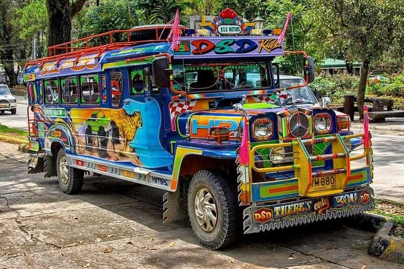 Trải nghiệm chiếc xe Jeepney nhiều gió, giá rẻ